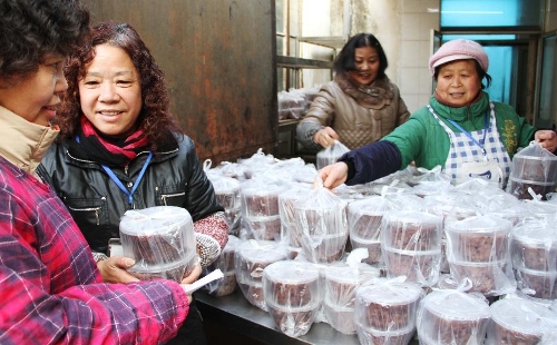 Citizens get free porridge at Xiyuan Temple in Suzhou, east China's Jiangsu Province, Jan. 19, 2013. The Xiyuan Temple distributed Laba porridge for free on Jan. 19, the eighth day of the 12th lunar month or the day of Laba Festival. The Laba Festival is regarded as a prelude to the Spring Festival, or Chinese Lunar New Year, the most important occasion of family reunion, which falls on Feb. 10 of this year. Drinking Laba porridge on the day of Laba is a traditional custom in China. (Xinhua/Zhu Guigen)