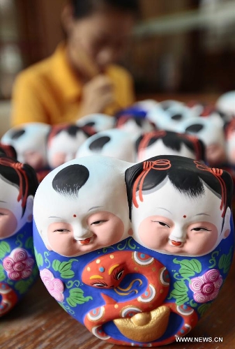 An artisan makes the traditional Chinese clay sculptures designed with the snake image in Sanya City, south China's Hainan Province, Jan. 8, 2013. The lunar year 2013 is the 