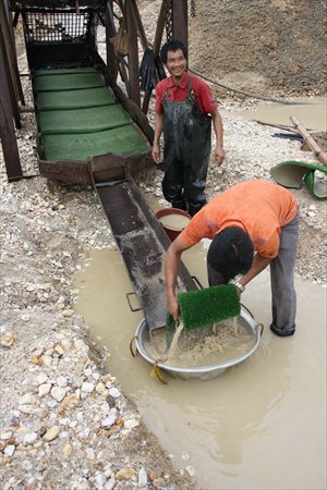 Two Chinese collect gold in a mine in Kumasi, Ghana, on November 3. Photo: IC