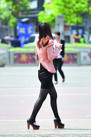 Black stockings are still the stocking of choice, but in recent years different colors and patterns have become popular, particularly for women and even for men. Photos: CFP