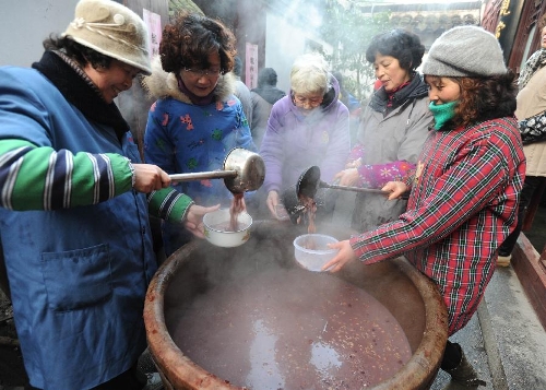 Citizens get free porridge at Hanshan Temple in Suzhou, east China's Jiangsu Province, Jan. 19, 2013. The Hanshan Temple distributed Laba porridge for free on Jan. 19, the eighth day of the 12th lunar month or the day of Laba Festival. The Laba Festival is regarded as a prelude to the Spring Festival, or Chinese Lunar New Year, the most important occasion of family reunion, which falls on Feb. 10 of this year. Drinking Laba porridge on the day of Laba is a traditional custom in China. (Xinhua/Hang Xingwei) 