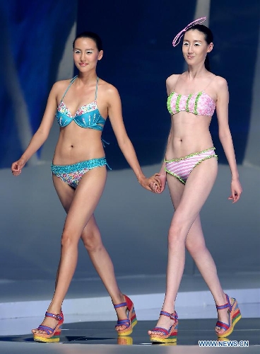  Models present new creations at the 2014 Hosa swimwear show in Beijing, capital of China, May 21, 2013. (Xinhua/Chen Jianli) 