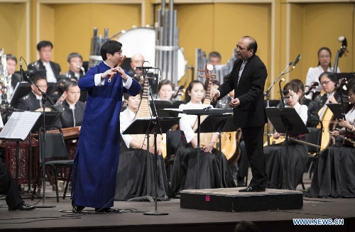 Artist Wang Ciheng performs with the China Central Chinese Orchestra during a Spring Festival celebration concert in Pasadena, Los Angeles, the United States, Feb. 4, 2013. (Xinhua/Yang Lei) 
