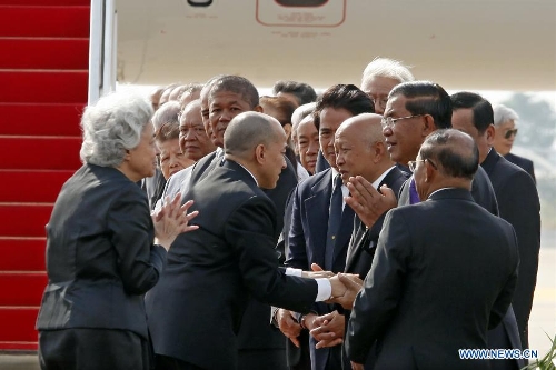 Cambodian King Norodom Sihamoni (2nd L) and his mother, former Queen Norodom Monineath (1st L) are seen off at Phnom Penh International Airport in Phnom Penh, capital of Cambodia, on Feb. 21, 2013. Cambodian King Norodom Sihamoni and his mother, former Queen Norodom Monineath left here on Thursday morning for Beijing for routine medical checkup. (Xinhua/Phearum) 