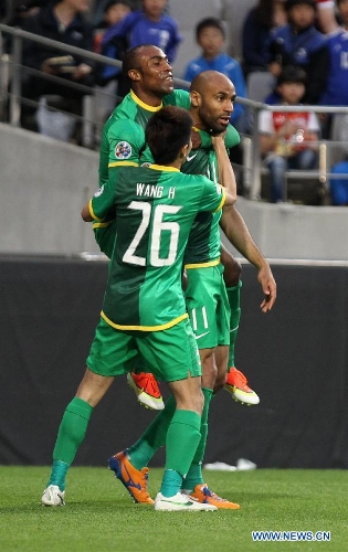  Frederic Oumar Kanoute (C) of China's Beijing Guoan celebrate after scoring a goal during the eighth-final match of the AFC Champions League against South Korea's FC Seoul at the Seoul World Cup Stadium, in Seoul, South Korea, May 21, 2013. FC Seoul won 3-1.(Xinhua/Park Jin Hee) 