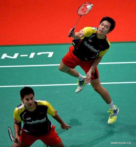 Indonesia's Hendra Setiawan (Rear) and Angga Pratama compete during the 2013 Sudirman Cup world mixed team badminton championship against Cai Yun and Fu Haifeng of China in Kuala Lumpur, Malaysia, on May 21, 2013. The Chinese pair won 2-1. (Xinhua/Chen Xiaowei) 