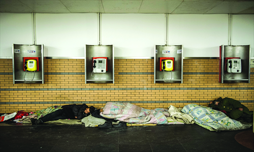 6. The now-abandoned phone booth area becomes a makeshift sleeping quarter for people waiting to travel homeward.
Photos: Li Hao/GT