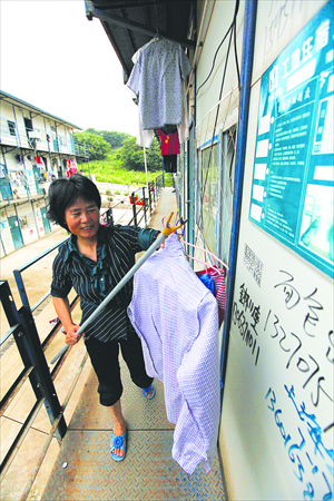 Shan Meinian, 42, from Chuzhou, Anhui, is collecting laundry outside the dorm she shares with her husband. Photo: Lu Yun/GT