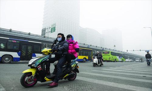 Scenes of smog have become familiar in Beijing. The government said there may be a link between pollution and lung cancer. Photo: Li Hao/GT