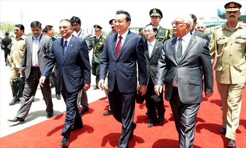 Chinese Premier Li Keqiang (C) is welcomed by Pakistani President Asif Ali Zardari (L, front) and interim Prime Minister Mir Hazar Khan Khoso (R, front) upon his arrival in Islamabad, capital of Pakistan, May 22, 2013. Li Keqiang arrived here Wednesday for an official visit to Pakistan.Photo: Xinhua