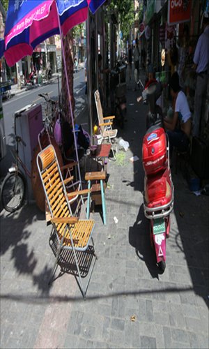 A few locals pull up some chairs for a chat on Yuping Road South but unconsciously obstruct the pathway for the blind. Photo: Cai Xianmin/GT