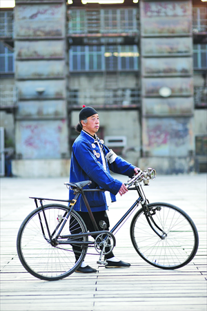 A man dressed in Qing Dynasty (1644-1911) garb wheels his bicycle ahead of the 2013 Beijing Vintage Ride Photo: Courtesy of Yu Xiaodong