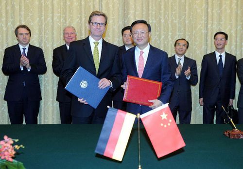Chinese Foreign Minister Yang Jiechi (R, front) and his German counterpart Guido Westerwelle (L, front) attend the signing ceremony of a statement of intent to further strengthen cooperation between the foreign ministries of China and Germany in Beijing, capital of China, October 11, 2012. Photo: Xinhua
