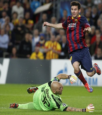 Lionel Messi (right) of Barcelona shoots against AC Milan's Christian Abbiati on Wednesday. Photo: CFP