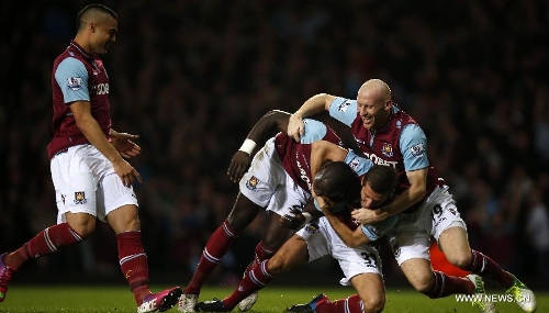 Mohamed Diame (2nd L) of West Ham United celebrates scoring with his teammates Gary O'Neil (2nd R) and James Collins (1st R) during the Barclays Premier League match between West Ham United and Manchester United at Upton Park in London, Britain, on April 17, 2013. The match ended with a 2-2 draw. (Xinhua/Wang Lili) 