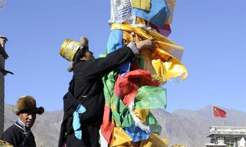 People gather to erect and decorate a prayer pole to celebrate Losar, the New Year's Day in the Tibetan calendar, at Caina Village of Qushui County in Lhasa, capital of southwest China's Tibet Autonomous Region, Feb. 11, 2013. Photo: Xinhua