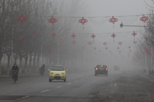 Vehicles run on fog-shrouded road in Yongqing County of Langfang City, north China's Hebei Province, Feb. 17, 2013. (Xinhua/Zhang Yuyu) 