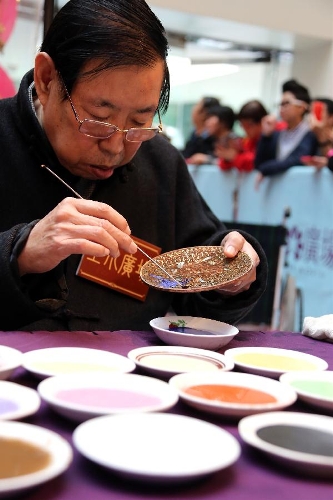 &nbsp;Artist Zhang Tonglu works on a piece of cloisonne work during an exhibition in south China's Hong Kong, Jan. 22, 2013. An exhibition of Zhang Tonglu's cloisonne art works was held here on Tuesday, showing 22 pieces of cloisonne works. (Xinhua/Li Peng) 