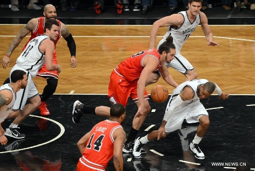 Chicago Bulls' Joakim Noah (C) vies with Brooklyn Nets' CJ Watson (1st R) during Game 7 of the NBA Eastern Conference Quarterfinals basketball playoff series in New York, the United States, May 4, 2013. Bulls won 99-93 Saturday to reach the second round with 4-3 in the first-round series. (Xinhua/Wang Lei) 