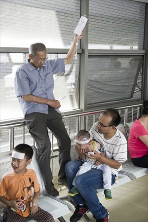 For many patients, a trip to the hospital isn't complete without an IV drip. Photo: Li Hao/GT