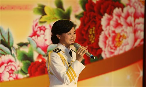 Star members of the troupes perform for soldiers Photos: CFP
