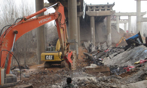 A rescue team clears up wreckage under a collapsed bridge in Sanmenxia, Henan Province on Saturday. Photo: Yan Shuang /GT