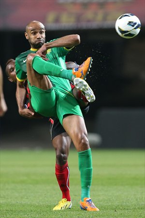 China's Beijing Guoan forward Frederic Kanoute (in green) competes for the ball with South Korea's FC Seoul defender Adilson during their AFC Champions League round of 16 match in Seoul on Tuesday. Photo: AFP