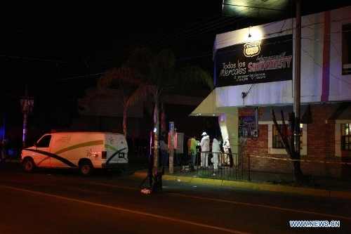 Forensic staff from Jalisco's General Attorney inspect the site of a shooting at a night club, in the city of Guadalajara, state of Jalisco, western Mexico, on late March 31, 2013. According to the local press reports, on Sunday night a group of armed men shot employees and customers and threw a grenade at a night club. A similar attack occurred a few minutes later in another night club a few blocks away from the first one and was conducted by the same criminal group. Four people died and 29 others were injured in both shootings, said local press. (Xinhua/Xolo) 
