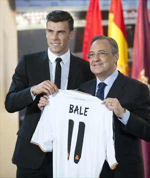 Bale holds up his new Real Madrid shirt with Perez. Photo: IC