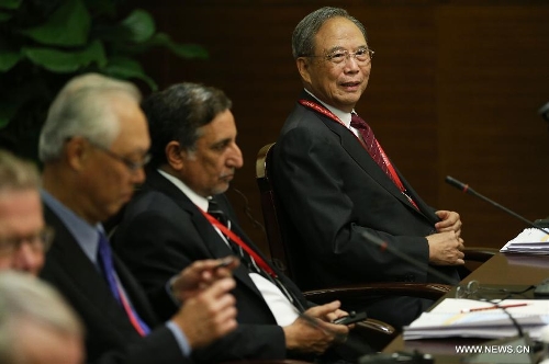 Zeng Peiyan (R), vice chairman of the Board of Directors of the Boao Forum for Asia (BFA), attends the BFA Board of Directors Meeting in Boao, south China's Hainan Province, April 5, 2013. The BFA Board of Directors Meeting was held here on Friday. (Xinhua/Jin Liwang)&nbsp; 