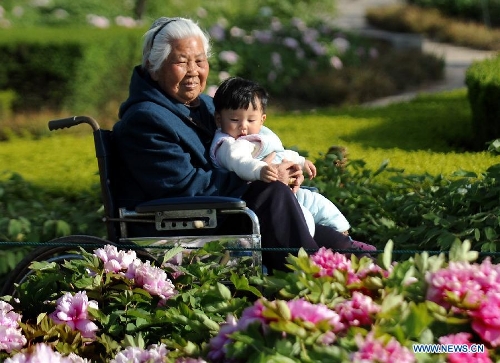 Visitors view peony flowers at a park in Luoyang City, central China's Henan Province, April 10, 2013. (Xinhua/Wang Song) 