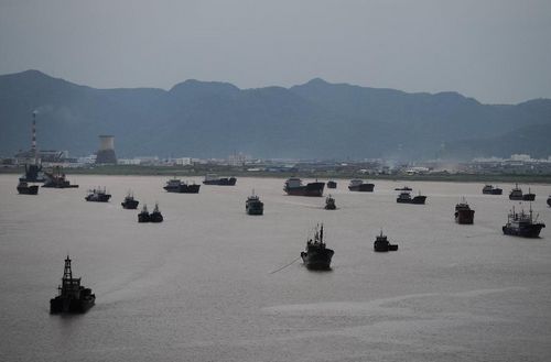 Photo taken on August 6, 2012 shows ships and boats moving back to a harbor in Jiaojiang district of Taizhou, East China's Zhejiang Province. According to the National Marine Environmental Forecasting Center, typhoon Haikui, the 11th tropical storm of the year, is expected to reach the Eastern coastal areas of Zhejiang on August 8. Photo: Xinhua
