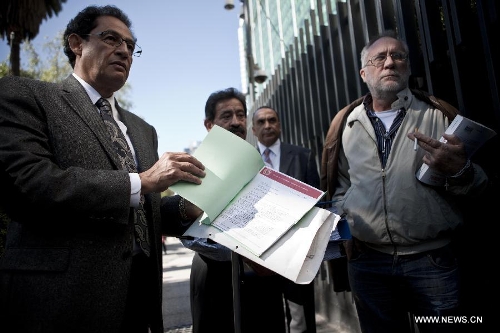 Mexican peace activists Javier Sicilia (R) and professor Sergio Aguayo (L) show a petition to be delivered to the embassy of the United States in Mexico City, capital of Mexico, on Jan. 14, 2013. Javier Sicilia and Sergio Aguayo delivered documents signed by 54,558 citizens and a letter with three petitions on smuggling, selling weapons and reducing the use of them in the United States to U.S. official Michael Glover on Monday. (Xinhua/Rodrigo Oropeza) 