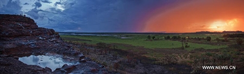 Photo taken on May 23, 2013 shows the floodplain view at the Kakadu National Park of Australia. The Kakadu National Park is a protected area in the northern area of Australia. The cultural and natural values of the Kakadu National Park were recognized internationally when the park was inscribed onto the UNESCO World Heritage List. (Xinhua/Qian Jun)