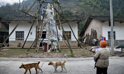 A wooden Mao statue is built in front of the home of Yang Chuan, in Wenfoshan village, Yichang, Hubei Province.Photo: Cheng Wenjun
