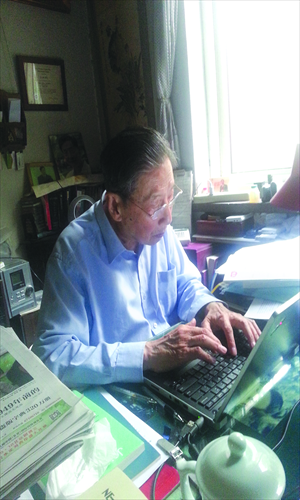 Economist Mao Yushi searches the Internet at his home in Beijing on Monday. Photo: Bai Tiantian/GT