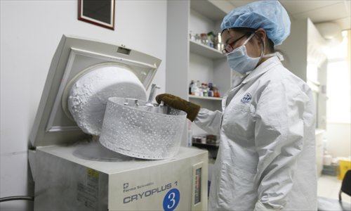 A sperm bank doctor freezes a sample. Photo: Cai Xianmin/GT