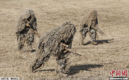 Japan's Self-Defense Forces (SDF) launched a military drill on island defense in a training ground in the city of Narashino in Chiba Prefecture on January 13, 2012.(Photo Source: chinanews.com)