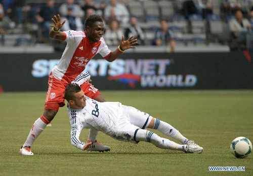 Portland Timbers' Kalif Alhassan (top) vies with Vancouver Whitecaps' Russell Teibert during a MLS soccer game in Vancouver, Canada, on May 18, 2013. The match ended with a 2-2 tie. (Xinhua/Sergei Bachlakov) 
