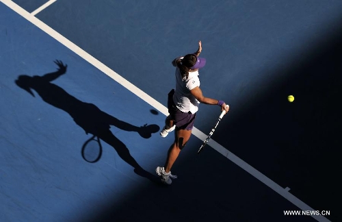 Li Na of China hits a return during her fourth round women's singles match against Julia Goerges of Germany on the seventh day of 2013 Australian Open tennis tournament in Melbourne, Australia, Jan. 20, 2013. Li Na won 2-0. (Xinhua/Chen Xiaowei)