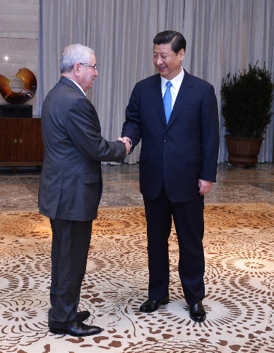 Chinese President Xi Jinping (R) shakes hands with President of Council of the Nation of Algeria Abdelkader Bensalah during their meeting on the sidelines of Boao Forum for Asia (BFA) Annual Conference 2013 in Boao, south China's Hainan Province, April 7, 2013. (Xinhua/Pang Xinglei) 