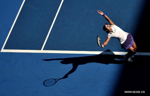&nbsp;Li Na of China serves the ball during her fourth round women's singles match against Julia Goerges of Germany on the seventh day of 2013 Australian Open tennis tournament in Melbourne, Australia, Jan. 20, 2013. Li Na won 2-0. (Xinhua/Chen Xiaowei)
