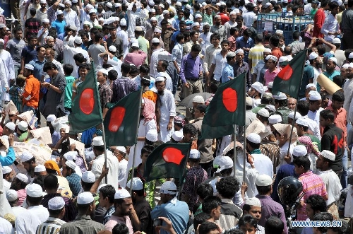 Bangladeshi Muslim activists attend a grand rally at Motijheel area in Dhaka, Bangladesh, April 6, 2013. Tens of thousands of Islamists under the banner of Hefazat-e-Islam from across Bangladesh poured into the key commercial hub of the capital city to join a grand rally, demanding action against the 
