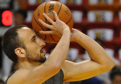 Manu Ginoblli of San Antonio Spurs warms up ahead of Game 6 of NBA Finals between San Antonio Spurs and the Miami Heat in Miami, the United States, on June 18, 2013. (Xinhua/Wang Lei) 