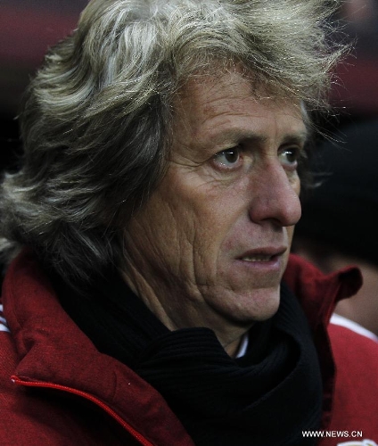 Benfica's manager Jorge Jesus looks on before the UEFA Europa League quarterfinal second leg between Newcastle United and Benfica at St James' Park in London, Britain on April 11, 2013. The match ended with a 1-1 draw and Benfica advanced to the semifinal with 4-2 on aggregate. (Xinhua/Wang Lili) 