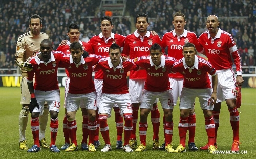Players of Benfica line up before the UEFA Europa League quarterfinal second leg between Newcastle United and Benfica at St James' Park in London, Britain on April 11, 2013. The match ended with a 1-1 draw and Benfica advanced to the semifinal with 4-2 on aggregate. (Xinhua/Wang Lili) 