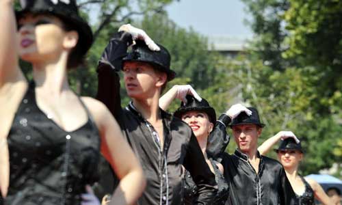 Actors and actresses perform during the opening ceremony of a tourism festival at Wudadao Sightseeing Street, a scenic spot in Tianjin, north China, Sept. 30, 2012. Photo: Xinhua