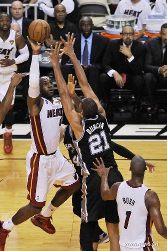 LeBron James (C) of Miami Heat shoots during Game 6 of the NBA Finals against San Antonio Spurs in Miami, the United States, June 18, 2013. Miami won 103-100. (Xinhua/Fang Zhe) 