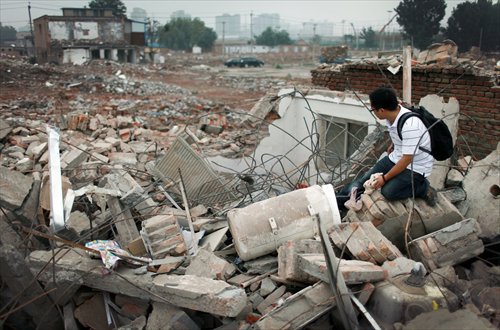 A resident from Shiliuzhuang village, Fengtai district, observes debris of homes demolished. Photo: Li Hao/GT