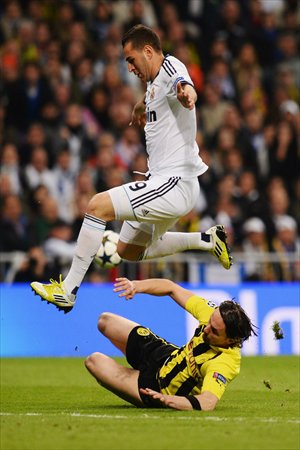 Karim Benzema (No.9) of Real Madrid is tackled by Neven Subotic of Borussia Dortmund on Tuesday. Photo: CFP 